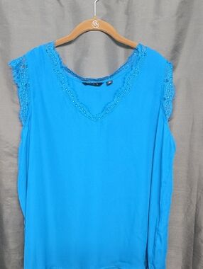 NWOT IMAN Turquoise Lace-Trim V-Neck Sleeveless Tank